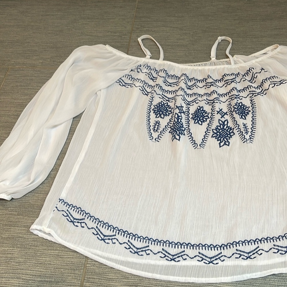 Light weight top M w straps cute slight mark on one sleeve can be bleached out